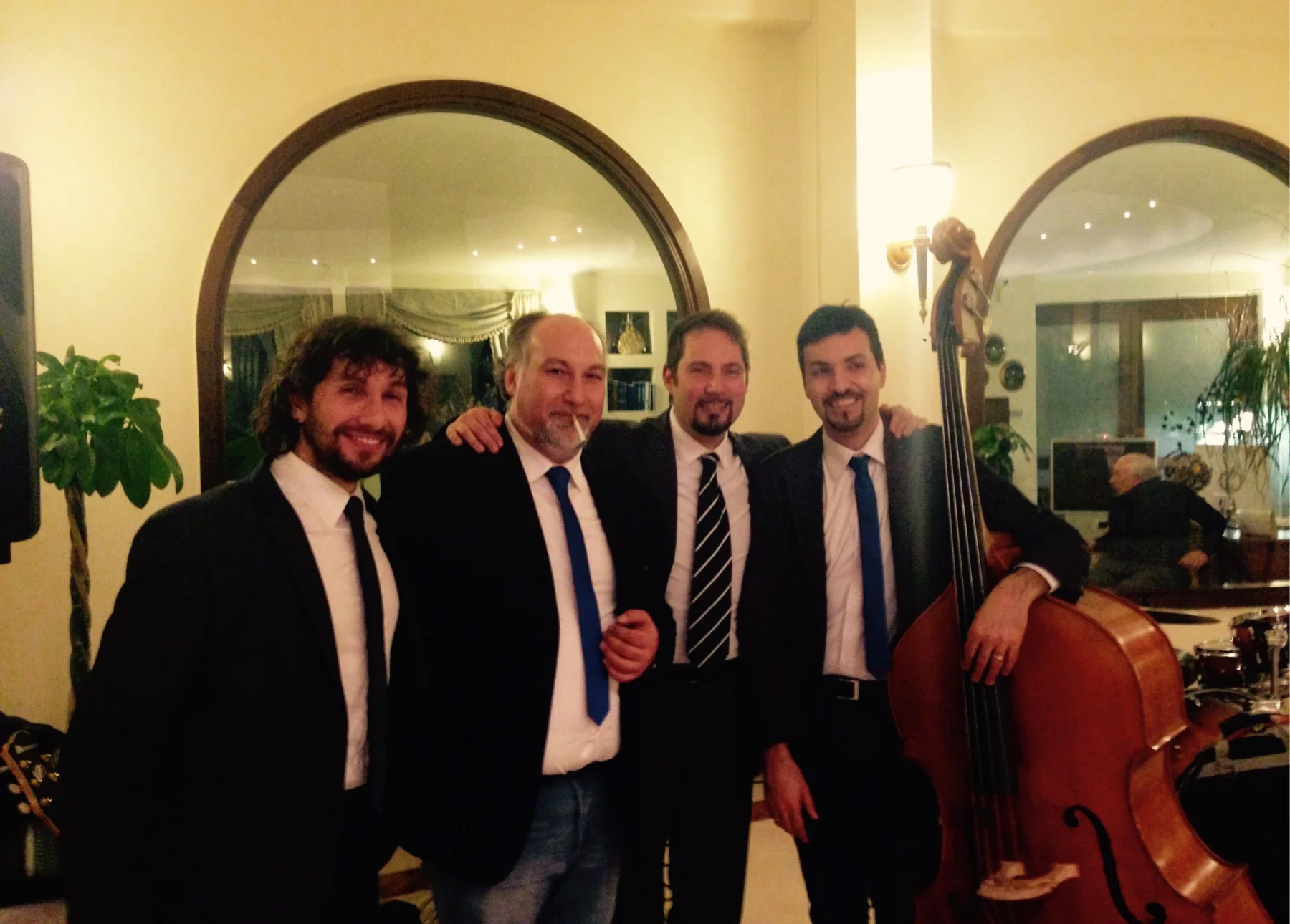 I musicisti dei Já Cansei al termine di un evento