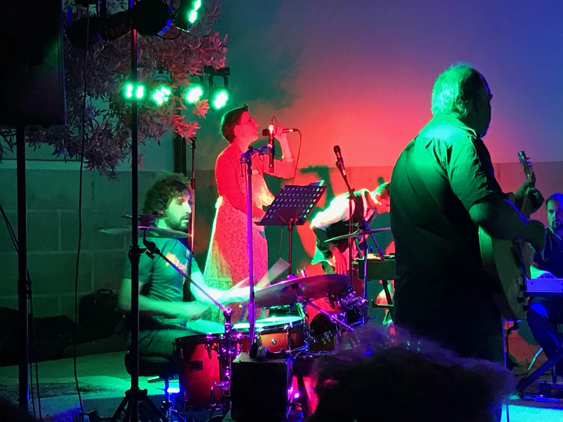 I Já Cansei sul palco durante una performance dal vivo
