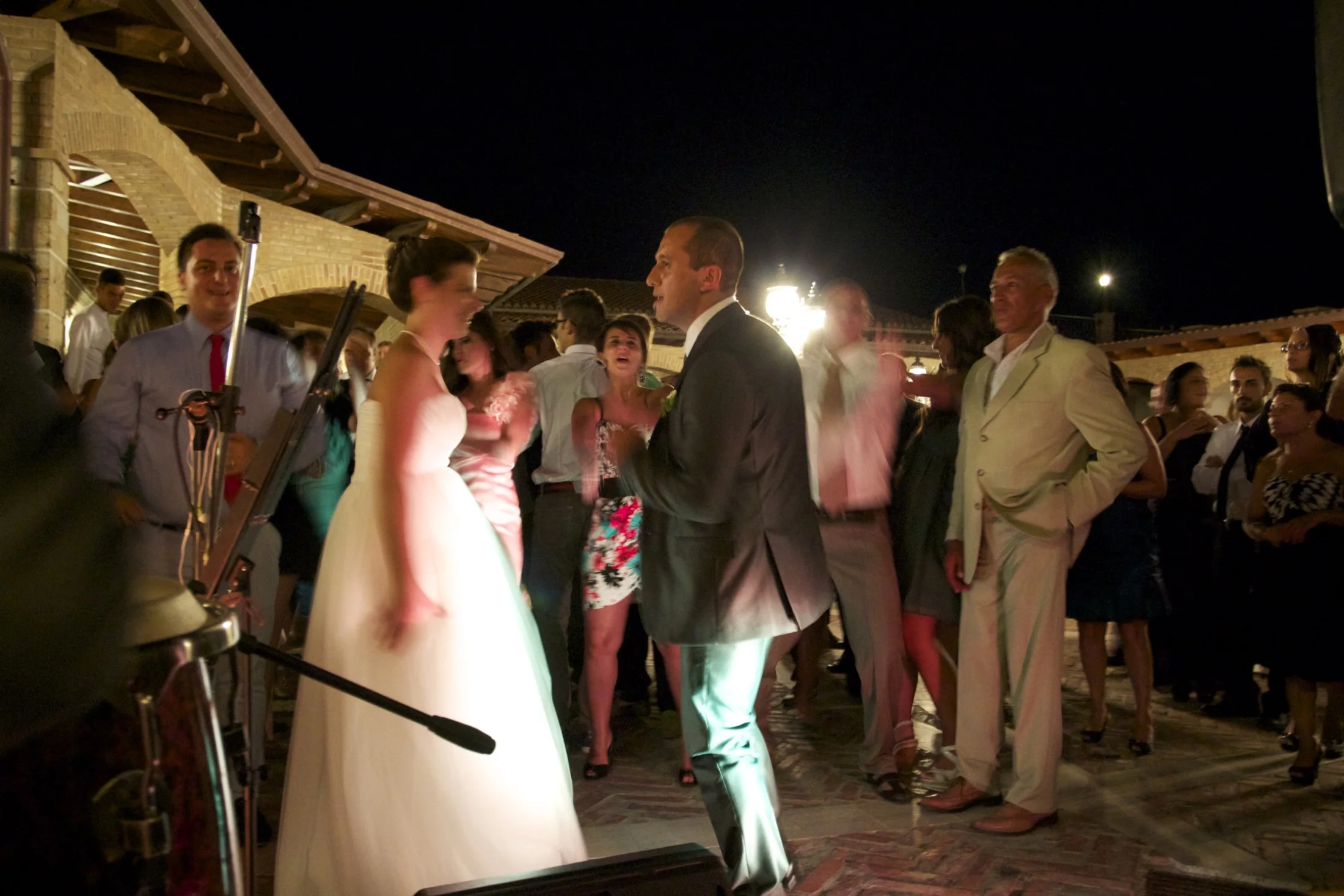 Gli invitati ballano durante un matrimonio con musica live